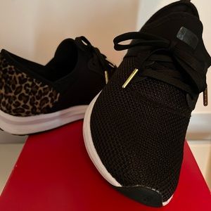 Black new balance shoes